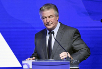 Alec Baldwin entrega el teléfono como parte de la investigación de un tiroteo