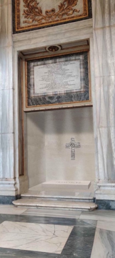 Desvelan primera imagen de la tumba del papa Francisco