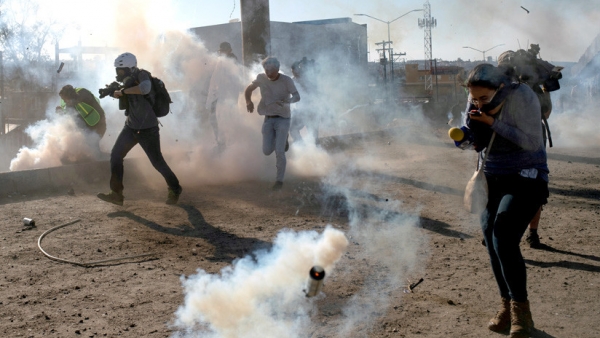 Migrantes son golpeados por gases lacrimógenos luego de que cientos intentaron cruzar ilegalmente la frontera de México con los EE.UU. en Tijuana, México, el 25 de noviembre de 2018.