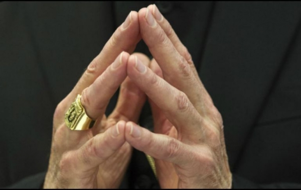 La nueva legislación exige que cualquier funcionario de la Santa Sede que tenga constancia de un supuesto abuso debe reportarlo a la fiscalía vaticana &quot;sin demora&quot;.