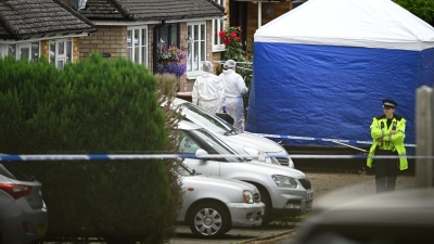 Agentes forenses en la casa donde tres mujeres fueron asesinadas en Bushey, Inglaterra, el 10 de julio de 2024.