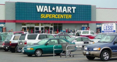 La cadena de tiendas enfrenta el rechazo en redes sociales por haber despedido al hombre