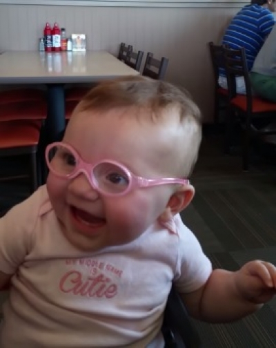 La increíble reacción de una niña al ponerse las gafas y poder ver a sus padres