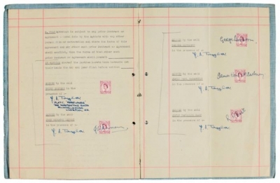Fotografía facilitada por la casa de subastas Sotheby&#039;s, del primer contrato firmado por los Beatles y su representante Brian Epstein.