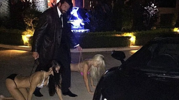 &#039;Candyman&#039;, el magnate que pasea a su mujer como un perro