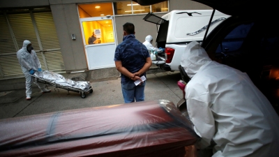 Traslado del cadáver de una persona que falleció por coronavirus, Cd. de México, 30 de mayo de 2020.