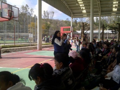 Claudia Navarrete durante la entrega de televisores a beneficiarios de programas sociales de la Sedesol.