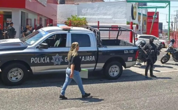 Un hombre le robó alrededor de 18 mil pesos a un cuentahabiente adentro de un banco en la colonia La Guadalupana, en Guadalajara.