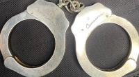 En las esposas se aprecia escrita en letras cursivas la leyenda “Camarena” en cada uno de los aros de metal.