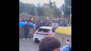 Coche enviste a una multitud previo al partido entre el FC Barcelona y el Espanyol