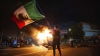 Una mujer iza la bandera de México durante una protesta en Los Ángeles el 8 de junio de 2025.