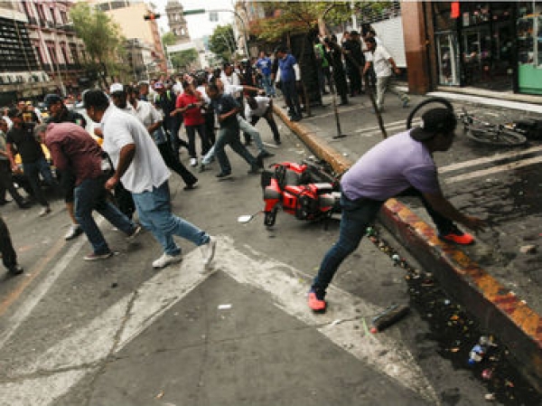 Los taxistas y comerciantes se dieron de puñetazos, pero también se arrojaron ladrillos, palos y hasta tubos de aire acondicionado