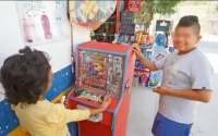 Tiendas y pequeños comercios continúan operando estos dispositivos para los niños y adolescentes, a pesar de estar prohibidos por ley y de los daños a la salud mental que genera la adicción al juego.