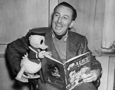 Disney, en 1951 leyendo &#039;Alicia en el País de las Maravillas&#039; en compañía del pato Donald.
