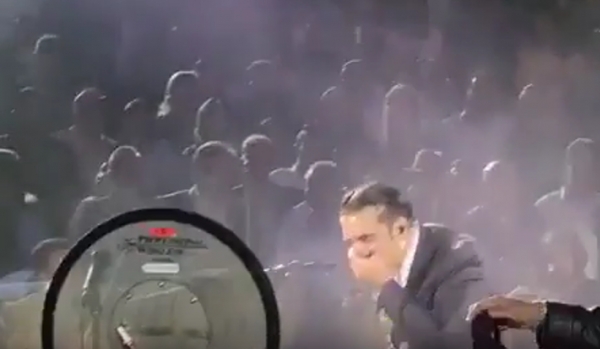 Alejandro Fernández, ebrio y a punto de vomitar en un concierto
