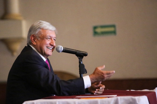 López Obrador afirmó que si los ex mandatarios “trabajaron más de 15 años tienen derecho a pensión del ISSSTE; si tienen más de 66 años, tienen derecho al apoyo para adultos mayores”.