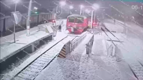 Niña sobrevive de milagro tras brutal atropello por un tren