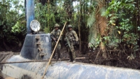 Soldados colombianos sobre un submarino confiscado construido por narcotraficantes en Timbiqui, Colombia, 14 de febrero de 2011.