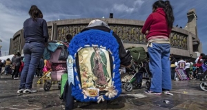 Peregrinas en los alrededores de la Basílica de Guadalupe.