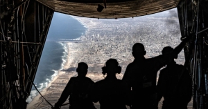 Miembros de la Fuerza Aérea Jordana observan la Franja de Gaza desde un vuelo de lanzamiento aéreo el miércoles.