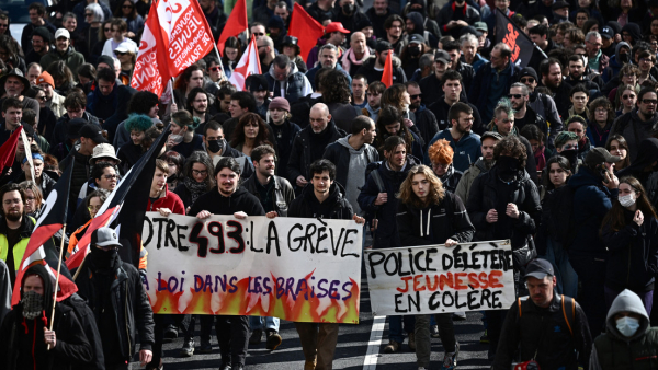 Miles de franceses siguen plantando cara a la reforma de las pensiones de Macron