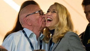 Ruper Murdoch y Jerry Hall dieron la noticia en el periódico The Times