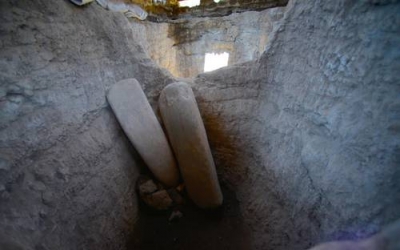 Dos de las cinco estelas lisas de piedra verde descubiertas en fosas