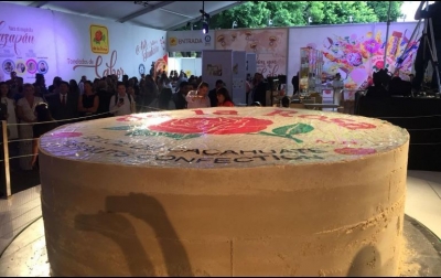 Al menos 100 personas participaron en la elaboración del mazapán.