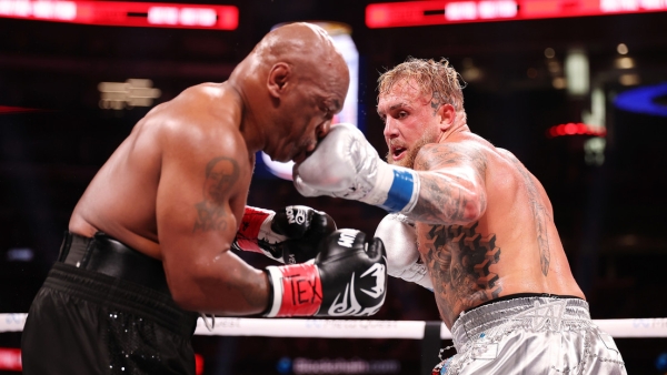 El &#039;influencer&#039; Jake Paul venció este viernes por decisión unánime al legendario boxeador Mike Tyson en un combate en el AT&amp;T Stadium de Arlington, Texas.  La pelea, que se transmitió por Netflix, se disputó en 8 asaltos de 2 minutos, con guantes de 14 onzas, y fue sancionada como combate profesional por el Departamento de Licencias y Reglamentos de Texas.  La pelea ha estado envuelta en diversas polémicas desde que fue anunciada. Inicialmente estaba programada para el 20 de julio, pero se pospuso después de que Tyson sufriera un episodio de náuseas y mareos, por causa de una úlcera, durante un vuelo que lo trasladaba desde Los Ángeles a Miami.  Asimismo, el hecho de que los púgiles tengan una diferencia de edad de más de 30 años ha sido foco de atención, siendo catalogado por el New York Times como un &quot;enfrentamiento generacional&quot;, por todo lo que ambas figuras representan.