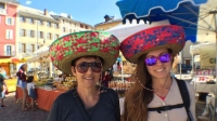 Dos turistas llegadas a Barcelonnette para disfrutar de sus &quot;fiestas mexicanas&quot;.