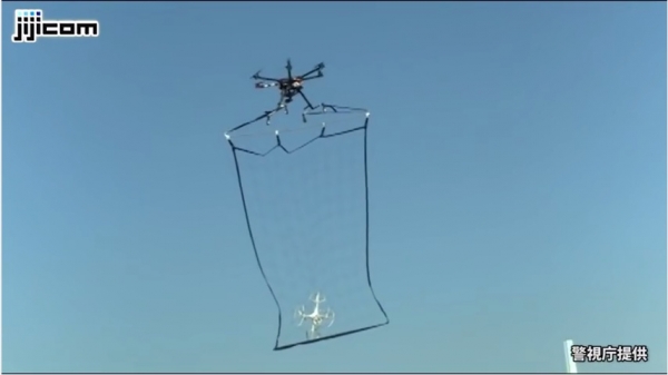 La Policía de Tokio sale a cazar drones indiscretos en pleno vuelo