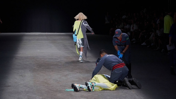 Modelo sufre caída durante desfile de la marca Ocksa. Sao Paulo, Brasil, 27 de abril de 2019.  