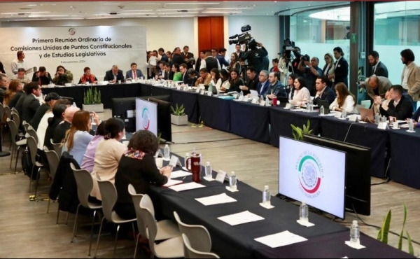Los senadores previo al arranque de la primera reunión ordinaria de las comisiones de Puntos Constitucionales y Estudios Legislativos en la sede de la Cámara alta, en la Ciudad de México, el 8 de septiembre de 2024.