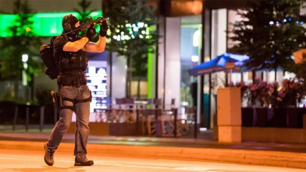 Un policía alemán durante la noche del atentado