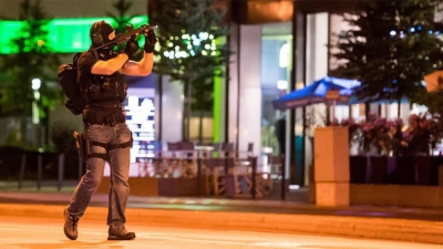 Un policía alemán durante la noche del atentado