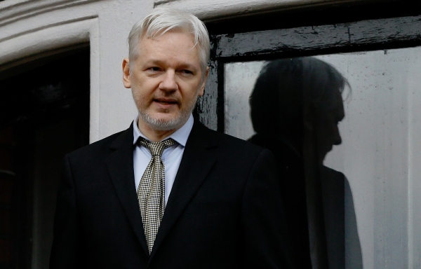 El director de Wikileaks, Julian Assange, habla desde el balcón de la embajada de Ecuador en Londres, en imagen de archivo.