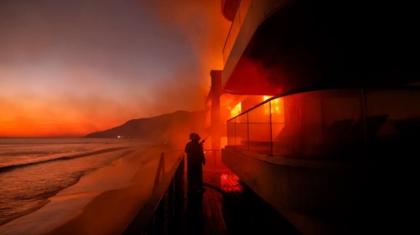 Un componente en el océano prohíbe usar su agua para apagar un incendio.