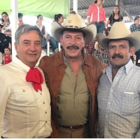 Imagen publicada de la cuenta de Twitter del actor Sergio Goyri &quot;Una buena charreada con excelentes amigos&quot;.