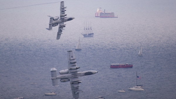 Aviones A-10 Thunderbolt II en vuelo durante un espectáculo aéreo en Chicago, el 21 de agosto de 2022.