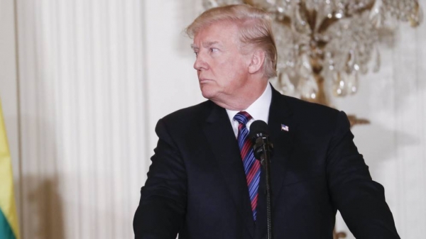 El presidente estadounidense Donald J. Trump responde a una pregunta de los medios de comunicación durante una rueda de prensa.