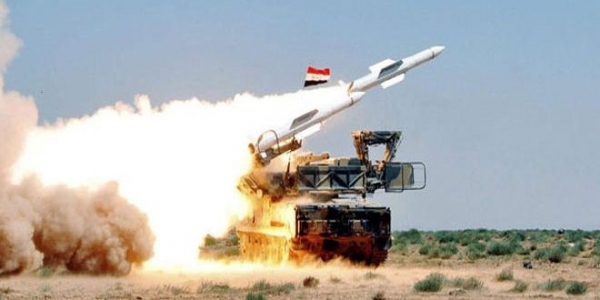 Las fuerzas antiaéreas sirias impactan un caza israelí cuando atacaba una base aérea en Homs