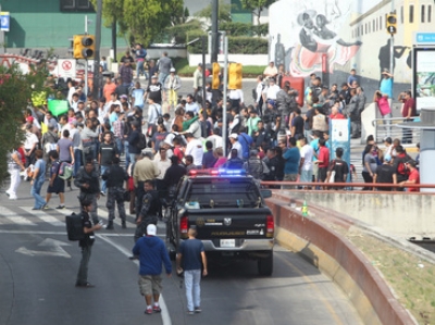 Policías viales, municipales y estatales rodean la protesta, sin embargo, los mismos ambulantes promueven la no violencia.