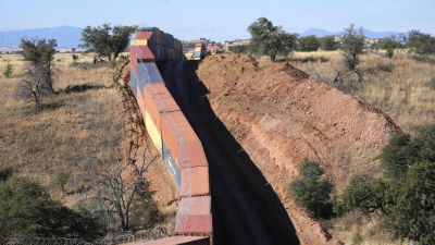 Una larga fila de contenedores en el Valle de San Rafael, Arizona, el jueves 8 de diciembre de 2022