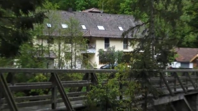 Encuentran los cadáveres de tres huéspedes de un hotel de Alemania con flechas de ballesta