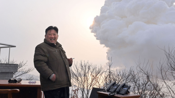 El líder norcoreano Kim Jong Un mientras dirige una prueba de un motor de gran potencia con combustible sólido en el Campo de Lanzamiento de Satélites Sohae, 15 de diciembre, 2022.