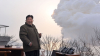 El líder norcoreano Kim Jong Un mientras dirige una prueba de un motor de gran potencia con combustible sólido en el Campo de Lanzamiento de Satélites Sohae, 15 de diciembre, 2022.