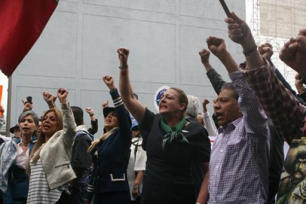 En riesgo, empleados de IMSS e Issste. En la imagen, protesta de sobrecargos de Mexicana