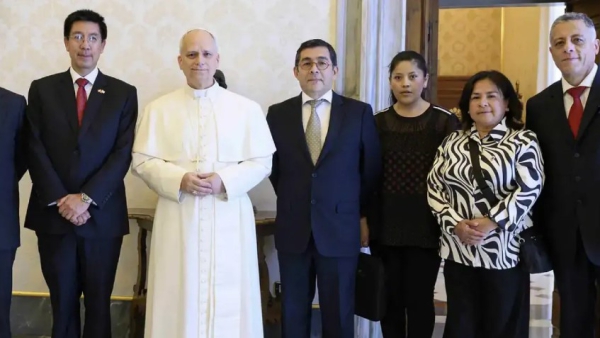 El Papa León XIV junto al ministro peruano ante la Santa Sede Manuel Carrasco (2º izq.) y los funcionarios del Registro Nacional de Identificación y Estado Civil (RENIEC) de Perú, tras actualizar los datos de su DNI electrónico peruano el viernes
