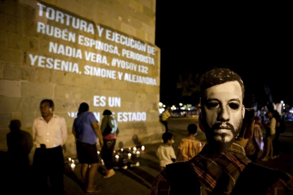Homenaje al fotoperiodista Rubén Espinosa, asesinado en México en el año 2015, junto a la activista Nadia Vera y tres mujeres más.