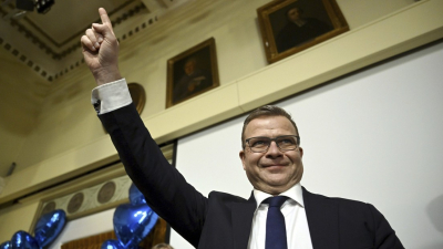 Petteri Orpo, líder de la Coalición Nacional, celebra la victoria en las parlamentarias finlandesas, en Helsinki, el 2 de abril e 2023.